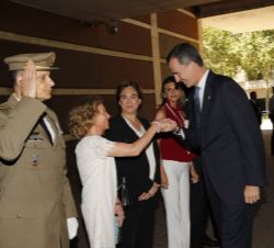 Su Majestad el Rey recibe el saludo de la fiscal general del Estado, Consuelo Madrigal