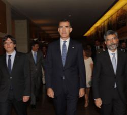 Don Felipe, acompañado por el presidente del Tribunal Supremo y del Consejo General del Poder Judicial y del presidente de la Generalitat de Cataluña,