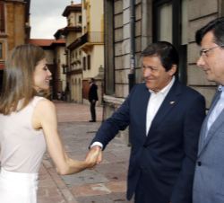 Su Majestad la Reina a su llegada, recibe el saludo del presidente del Principado de Asturias, Javier Fernández