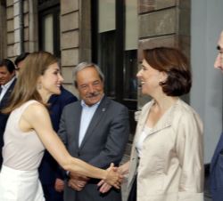 Su Majestad la Reina a su llegada, recibe el saludo de la directora de la Fundación Princesa de Asturias, Teresa Sanjurjo