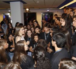 Su Majetsad la Reina conversa con los alumnos de la Escuela Internacional de Música de la Fundación Princesa de Asturias 