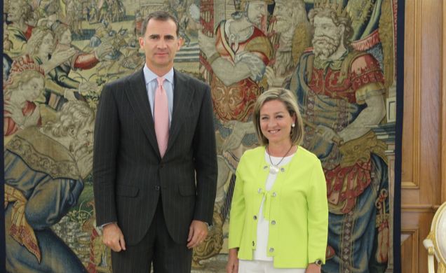 Su Majestad el Rey con Ana María Oramas González-Moro, representante de Coalición Canaria-Partido Nacionalista Canario (CCa-PNC)