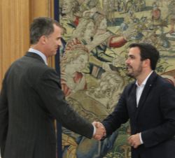 Su Majestad el Rey con Alberto Garzón, representante de Izquierda Unida (Unidos Podemos)