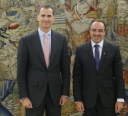 Su Majestad el Rey con Javier Esparza Abaurrea, representante de Unión del Pueblo Navarro (UPN)