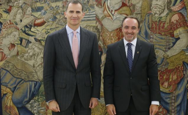 Su Majestad el Rey con Javier Esparza Abaurrea, representante de Unión del Pueblo Navarro (UPN)