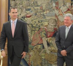 Su Majestad el Rey con Pedro Quevedo Iturbe, representante de Nueva Canarias (NCa)