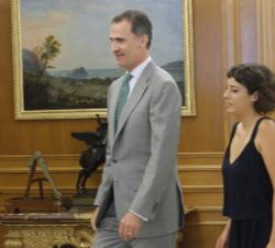 Su Majestad el Rey con Alexandra Fernández Gómez, representante de En Marea (PODEMOS-En Marea-ANOVA-EU) 