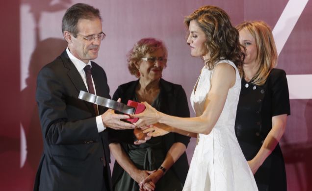 Su Majestad la Reina entrega el Premio 25 Aniversario al presidente de CaixaBank, Jordi Gual