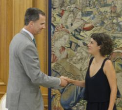 Su Majestad el Rey con Alexandra Fernández Gómez, representante de En Marea (PODEMOS-En Marea-ANOVA-EU) 