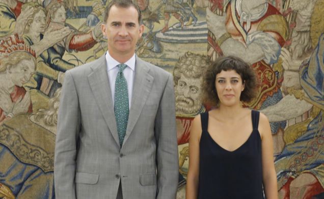 Su Majestad el Rey con Alexandra Fernández Gómez, representante de En Marea (PODEMOS-En Marea-ANOVA-EU)