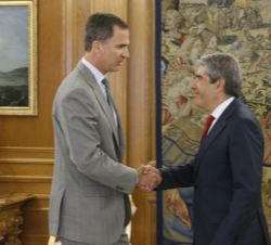 Su Majestad el Rey con Francesc Homs, representante de Convergència Democrática de Catalunya