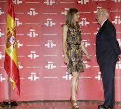 La Reina conversa con el director del Instituto Cervantes, Víctor García de la Concha