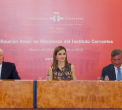 La Reina, durante la sesión de trabajo, junto al director del Instituto Cervantes y el subsecretario de Asuntos Exteriores y de Cooperación