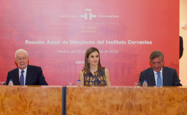 La Reina, durante la sesión de trabajo, junto al director del Instituto Cervantes y el subsecretario de Asuntos Exteriores y de Cooperación