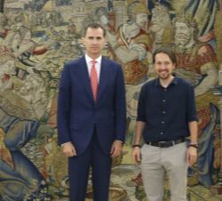 Su Majestad el Rey con Pablo Manuel Iglesias representante de Podemos (Unidos-Podemos)