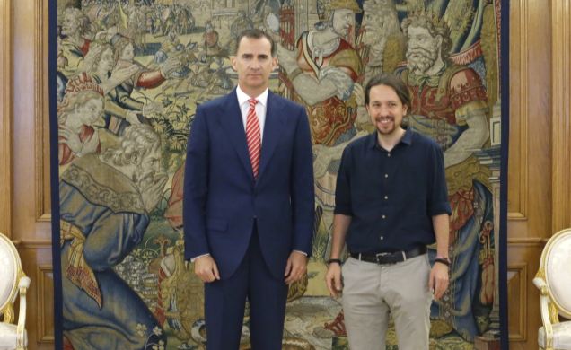 Su Majestad el Rey con Pablo Manuel Iglesias representante de Podemos (Unidos-Podemos)
