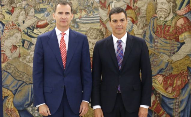 Su Majestad el Rey con Pedro Sánchez representante del Partido Socialista Obrero Español (PSOE)