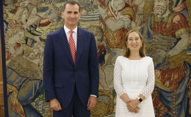 Su Majestad el Rey con la presidenta del Congreso de los Diputados, Ana Pastor
