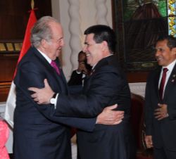 Saludo entre Don Juan Carlos y el Presidente de Paraguay, Horacio Cartes, antes de la cena oficial
