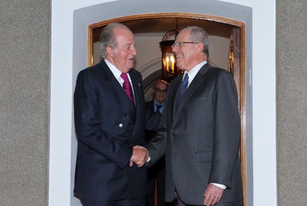 Saludo entre Don Juan Carlos y el Presidente electo de Perú, Pedro Pablo Kuczynski