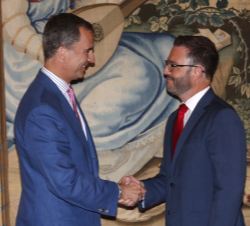 Su Majestad el Rey recibe el saludo del alcalde de Palma de Mallorca, José Francisco Hila Vargas