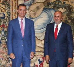Su Majestad el Rey junto al presidente del Consell de Mallorca, Miquel Ensenyat Riutort