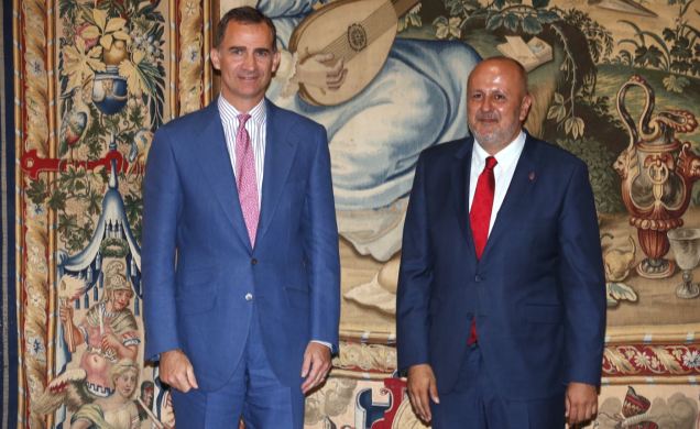 Su Majestad el Rey junto al presidente del Consell de Mallorca, Miquel Ensenyat Riutort