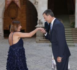 Su Majestad el Rey recibe el saludo de la presidenta de las Illes Balears, Francina Armengol