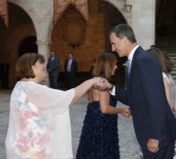 Su Majestad el Rey recibe el saludo de la presidenta del Parlamento de las Illes Balears, Consuelo Huertas