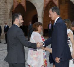 Su Majestad el Rey recibe el saludo del alcalde de Palma de Mallorca, José Francisco Hila Vargas