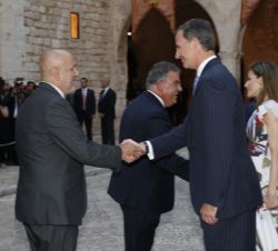Su Majestad el Rey recibe el saludo del presidente del Consell de Mallorca, Miquel Ensenyat Riutort