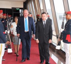 Don Juan Carlos, tras llegar a República Dominicana, junto al embajador jefe de Protocolo del Ministerio de Relaciones Exteriores