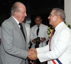 Don Juan Carlos recibe el saludo del Presidente de la República Dominicana, Danilo Medina