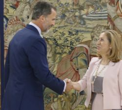 Su Majestad el Rey recibe el saludo de la presidenta del Congreso de los Diputados, Ana María Pastor Julián