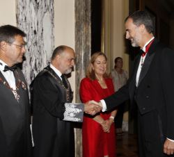 Su Majestad el Rey recibe el saludo del presidente del Tribunal Constitucional, Francisco Pérez de los Cobos
