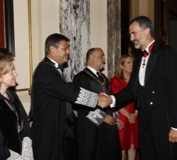 Su Majestad el Rey recibe el saludo del ministro de Justicia, Rafael Catalá