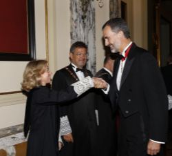 Su Majestad el Rey recibe el saludo de la fiscal general del Estado, Consuelo Madrigal
