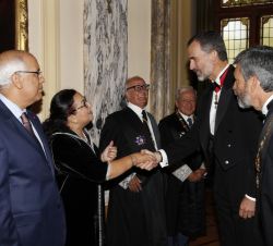 Su Majestad el Rey saluda a la magistrada de la Corte de Casación del Reino de Marruecos, Nezha El Harrak