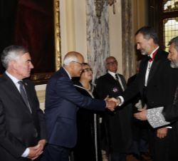 Su Majestad el Rey saluda al primer presidente de la Corte de Casación del Reino de Marruecos, Mustapha Farès