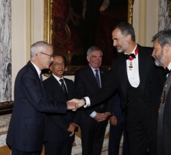 Su Majestad el Rey saluda al primer presidente de la Corte de Casación de la República Francesa, Bertrand Louvel