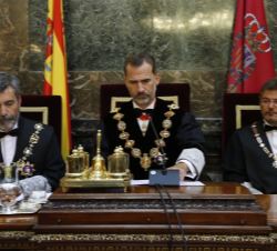 Su Majestad el Rey preside el Salón de Plenos, instantes previos a la apertura de la sesión