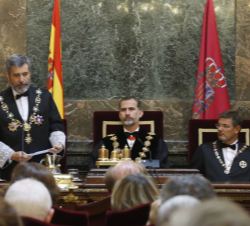 Su Majestad el Rey durante la intervención del presidente del Tribunal Supremo y del Consejo General del Poder Judicial, Carlos Lesmes