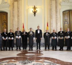 Fotografía de grupo de Su Majestad el Rey junto a la Sala de Gobierno del Tribunal Supremo