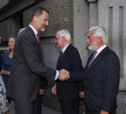 Su Majestad el Rey recibe el saludo del director de la Real Academia Española, Darío Villanueva