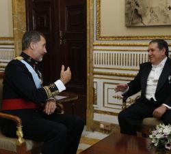 Don Felipe conversa, tras la entrega de la Carta Credencial, con el embajador de la República Argentina, Federico Ramón Puerta