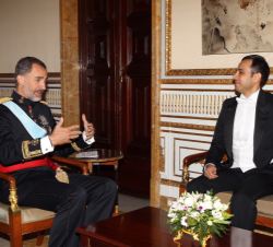 Don Felipe conversa, tras la entrega de la Carta Credencial, con el embajador de la República de Azerbaiyán, Anar Maharramov