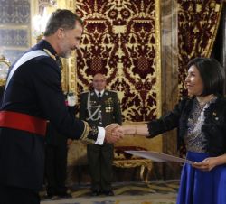 Su Majestad el Rey recibe la Carta Credencial de la embajadora del Estado Plurinacional de Bolivia, María Luisa Ramos Urzagaste