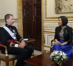 Don Felipe conversa, tras la entrega de la Carta Credencial, con la embajadora del Estado Plurinacional de Bolivia, María Luisa Ramos Urzagaste