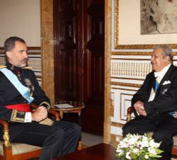 Don Felipe conversa, tras la entrega de la Carta Credencial, con el embajador de la República de Guatemala, Fernando Molina Girón