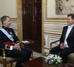 Don Felipe conversa, tras la entrega de la Carta Credencial, con el embajador de Ucrania, Anatoliy Scherba